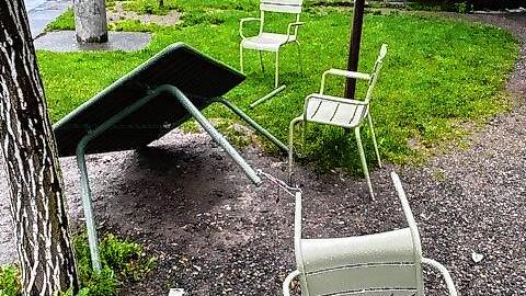 Direkt am Ufer des Seerheins sollte ein Begegnungstisch zu Gesprächen einladen. Nachdem Tisch und Stühle aus dem Boden gerissen wurden, ...