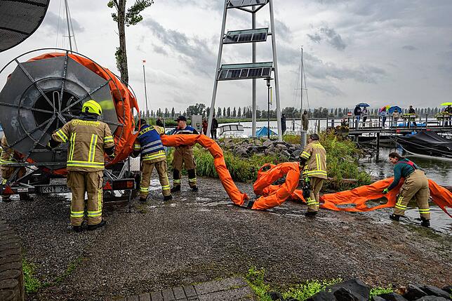 Bild 2: Hochwasser allein reicht nicht: Feuerwehr muss zu Ölwehreinsatz im alten Mooser Hafen
