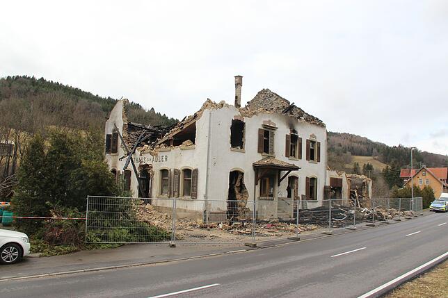 Bei dem Brand am 2. März wurde das ehemalige Gasthaus „Adler“ in Schwaningen ein Raub der Flammen und die Familie Kraft über Nacht ...