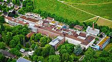 Das Singener Krankenhaus aus der Luft gesehen: Bei den Plänen des Landkreises für eine Neustrukturierung spielen auch die politischen ...