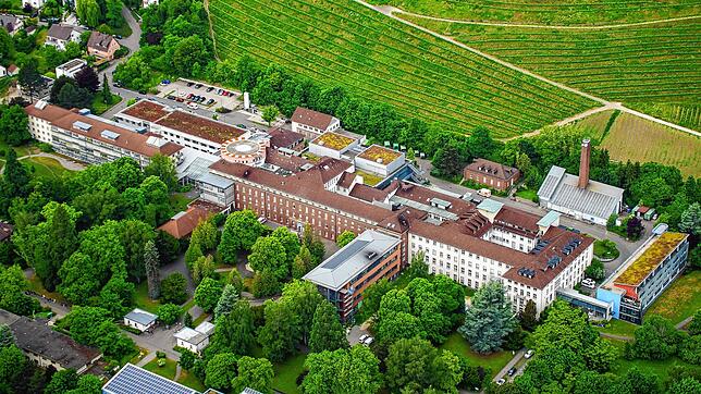 Das Singener Krankenhaus aus der Luft gesehen: Bei den Plänen des Landkreises für eine Neustrukturierung spielen auch die politischen ...