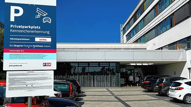 Autofahrer ausfgepasst: Vor der Notaufnahme darf nur noch für 15 Minuten geparkt werden, sonst wird es teuer.