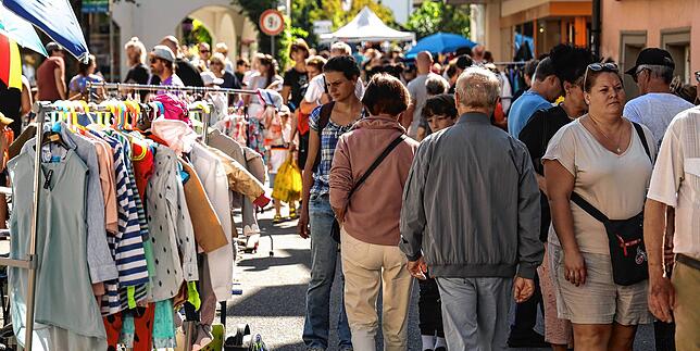 Echter Anziehungspunkt auf dem Altstadtfest in Radolfzell: der Flohmarkt – hier im Bereich des Obertores im Jahr 2023.