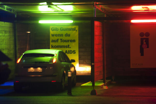 Ein Freier parkt seinen Wagen in einer der Sexboxen.