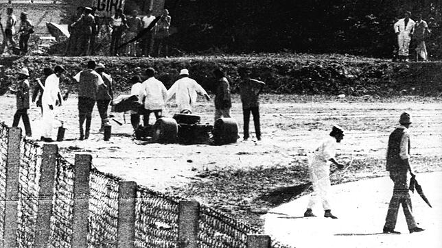 Der Unfall in Monza: Im Training kracht Jochen Rindt mit seinem Lotus-Ford in die Leitplanke. Im Krankenhaus konnten die Ärzte nur noch ...
