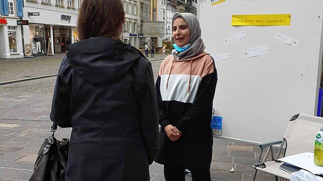 Beim Aktionstag zusammen.wachsen wurden Passanten in Waldshut eingeladen, mit Frauen mit Migrationshintergrund ins Gespräch zu kommen.