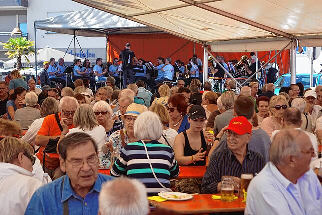 Das Frühschoppenkonzert beim Staader Hafenfest bestreiten unter Leitung von Tobias Scherer die Musikvereine Allmannsdorf und Eintracht ...