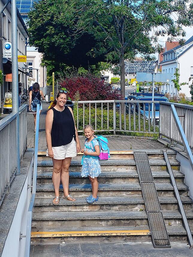 Gemeinsam laufen Isabelle Moll (links) und ihre Tochter Paula (rechts) den zukünftigen Schulweg ab. An der Kreuzung Bettengasse/Staader ...