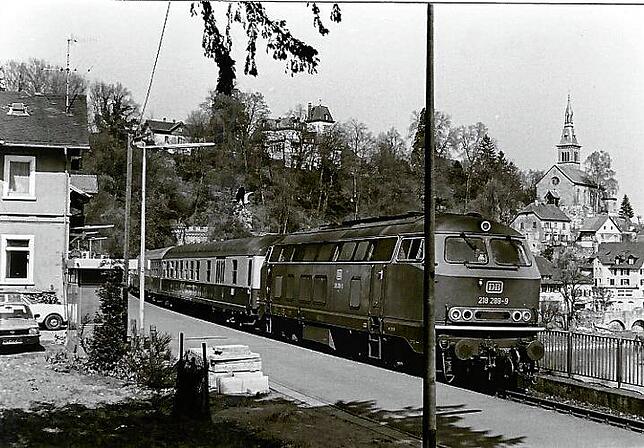Eine Diesellokomotive der Baureihe 218 hält auf ihrer Fahrt in Richtung Basel am Laufenburger Westbahnhof. Die Aufnahme stammt aus den ...