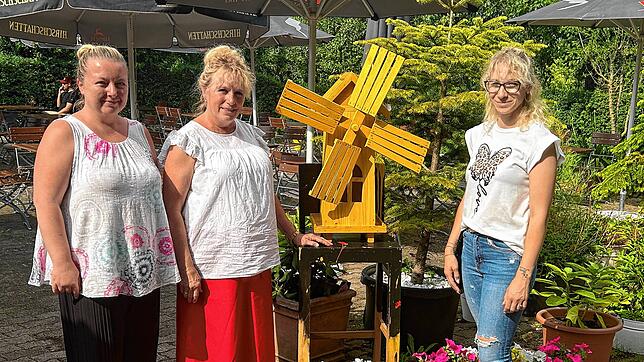 Freuen sich über zufriedene Gäste: Irina Laubhan, Pächterin Birgit Babic und Jasmin Kandora (von links).