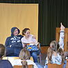 Jan Opderbeck und Maria Vrijdaghs führen vor der Schulklasse 4&nbsp;d der Grundschule Sonnenhalde in Konstanz das Theaterstück ...