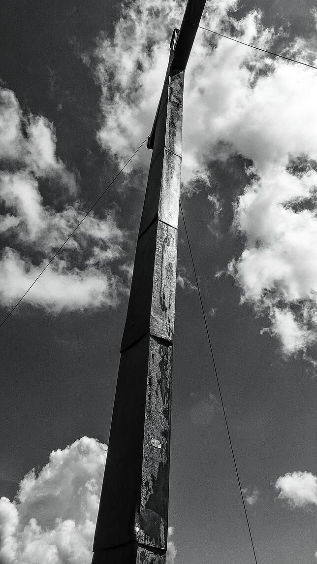 Besonders wuchtig: Das Gipfelkreuz der Hohen Kiste, (1922 Meter) im bayerischen Estergebirge.