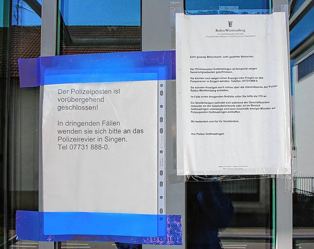 Aushänge am vorübergehend geschlossenen Polizeiposten in Gottmadingen.