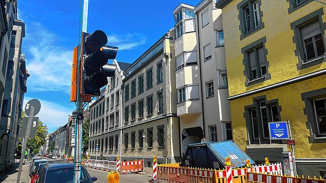 Die Stadt Konstanz hat in der Brauneggerstraße eine Fußgängerampel aufgebaut und einen Teil des Gehweges abgesperrt. Der Grund: Bewohner ...