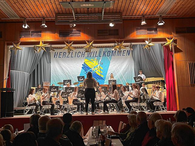 Das Jugendorchester Klettgau begeistert mit seinem Auftritt auf der Bühne der Gemeindehalle Grießen.