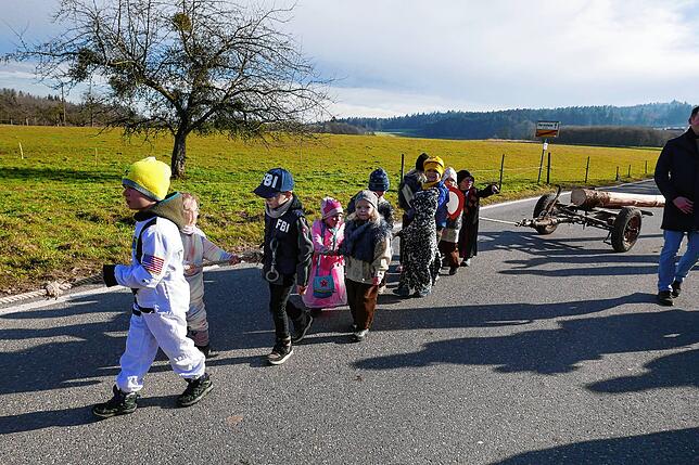 Bild 12: In Wittenhofen, Roggenbeuren und Limpach wird der Narrenbaum aufgestellt – Teil 2!
