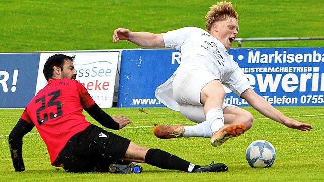 Die beiden Verlierer der Aufstiegsrunde, der TV Konstanz (links Nikolaos Tirtas-Karikis) und der FC Rot-Weiß Salem II (rechts Niclas ...
