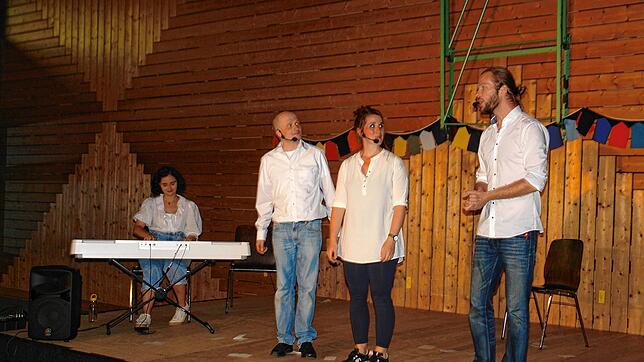 Vier der Mitglieder des Improtheaters Konstanz: Isabella Sharradze, Claudius Jehle, Huilen Ubilla und Julian Jauch.