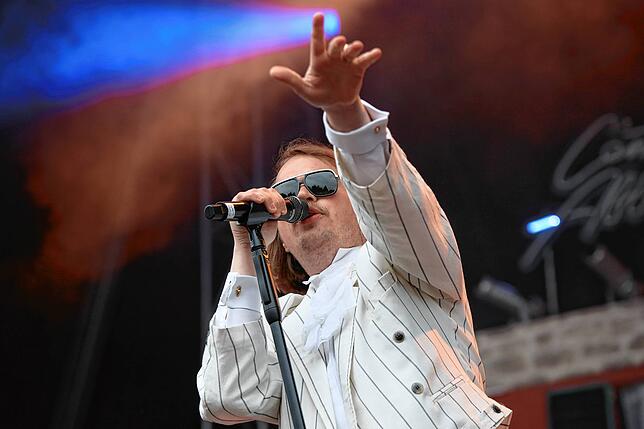Bild 33: Strahlende Festival-Fans! Am ersten Nachmittag steigt die Stimmung
