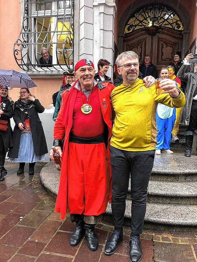 OB Martin Gruner wird in den Reihen der Leiterbachpiraten aufgenommen und vom Piratenkapitän Martin Siebold willkommen geheißen.