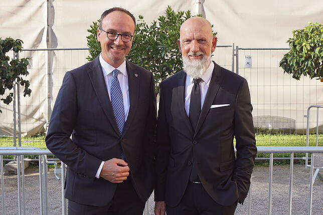 Bild 4: Ein Blick auf den roten Teppich: So haben die prominenten Gäste des festlichen Dinners den Besuch von Königin Silvia erlebt