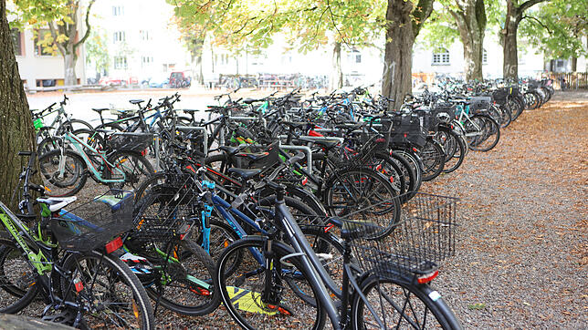Auf dem Schulhof des Ellenrieder Gymnasiums stehen unzählige Fahrräder, mit den Schüler morgens anreisen. Zuletzt sind ein paar Räder ...