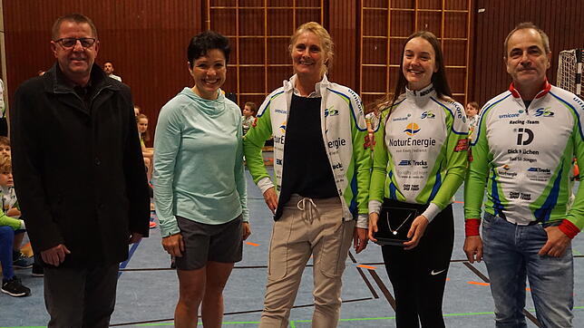 Olympiasiegerin ehrt Deutsche Meisterin: Mountainbike-Ass Sabine Spitz (Zweite von links) ließ es sich nicht nehmen, im Rahmen eines ...