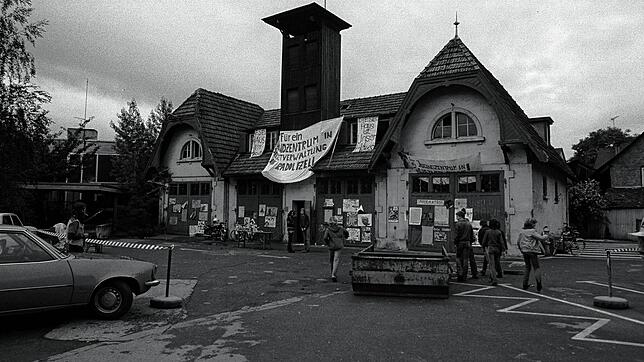 Als Feuerwehrgerätehaus hatte das Gebäude auf dem Untertorplatz ausgedient: Im Juli 1980 besetzten die Radolfzeller Jugendlichen das ...