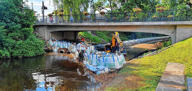 Bild 3: Bilder und Videos: Der Brigach-Damm steht und das Wasser fließt nun durch Betonrohre