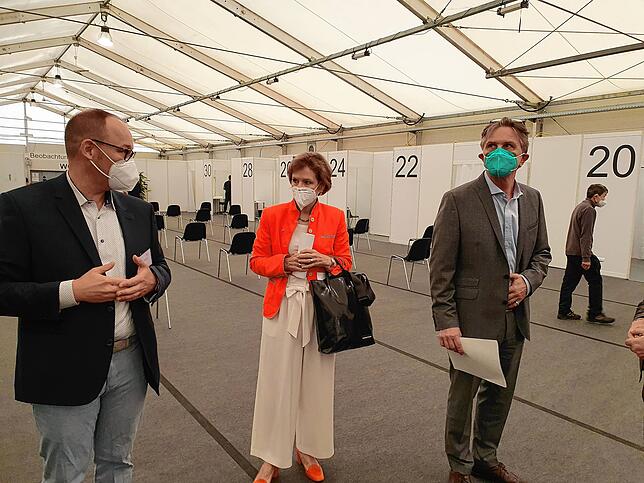 Daniel Droeschel, Leiter des Kreisimpfzentrums mit Landrätin Marion Dammann im KIZ. Gesundheitsminister Manfred Lucha war zu Besuch. ...