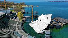 Wie ein dahin geworfenes Blatt Papier sieht die neue Seebühne der Bregenzer Festspiele aus. Hier hat am 20. Juli Giacomo Puccinis Oper ...