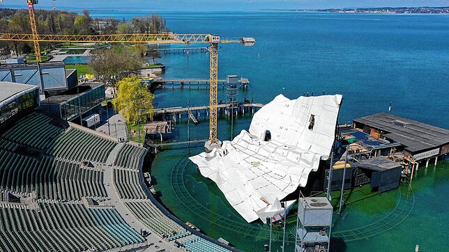Wie ein dahin geworfenes Blatt Papier sieht die neue Seebühne der Bregenzer Festspiele aus. Hier hat am 20. Juli Giacomo Puccinis Oper ...