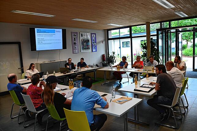 Der Hohenfelser Gemeinderat tagt in der Schule, weil es um diese und den Kindergarten geht.