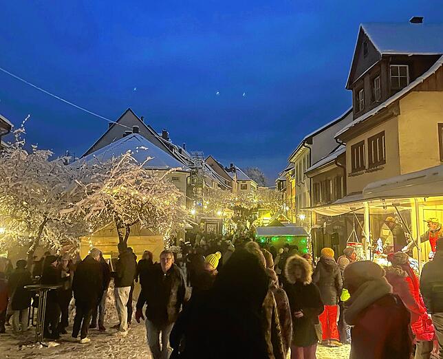 Besonders am Samstagabend zog es viele Besucher auf den Markt in die Engener Gassen.