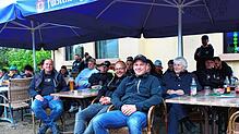 Mieses Sommerwetter beim Sommerfest des FC Weilersbach. Vorne von links: Der Vorsitzende Andreas Schmidt, sein Stellvertreter Matthias ...