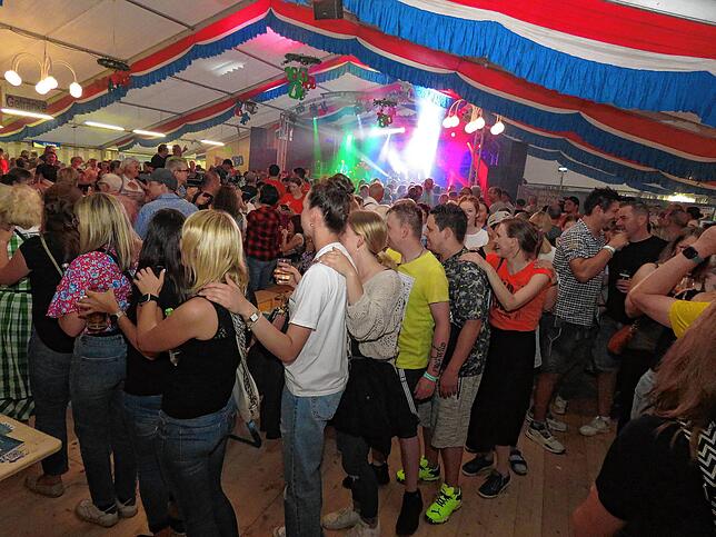 Bild 5: Dorfrocker rocken Festzelt in Leipferdingen