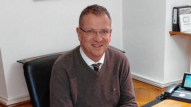 (Archivbild von 2022) Der Reichenauer Bürgermeister Wolfgang Zoll sowie der Gemeinderat wurden positiv überrascht: Kämmerin Bettina ...