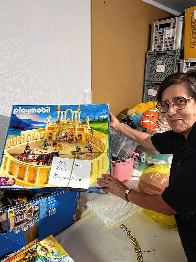 Renate Reinhart zeigt dass es sogar Playmobil Kinderspielzeug im Sortiment gibt.