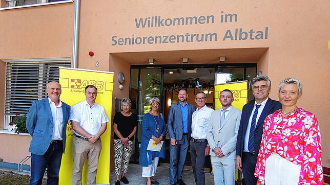 Stefan Kaiser, Amtskollege Ulrich Krieger, Hauswirtschaftsleiterin Martina Schneider, Sabine Wölfle, Patrick Scholder, ...