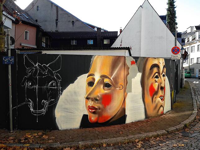 In der Goldgrubengasse entsteht derzeit ein großes Graffiti mit Motiven der Villinger Fastnacht. Links ist bereits der Entwurf eines ...