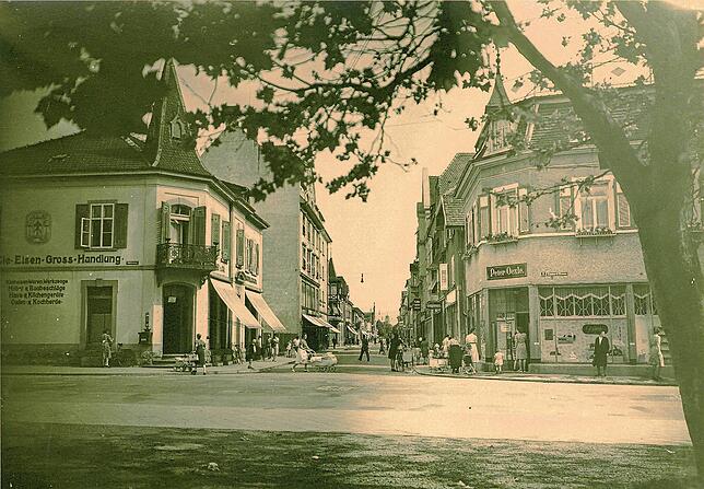 Der Blick von der Ekkehardstraße in die Scheffelstraße zeigt links das Brödler-Eck, das 1975 abgerissen wurde. Rechts das Haus von ...
