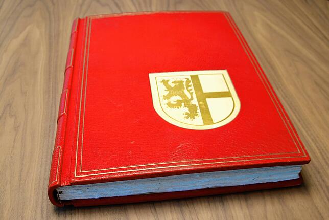 Das Goldene Buch der Stadt Radolfzell ist in Wirklichkeit rot.