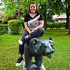 Linda Schappeler auf dem von Künstler Erich Kaiser geschaffenen Bären auf dem Bärenplatz in Bermatingen.
