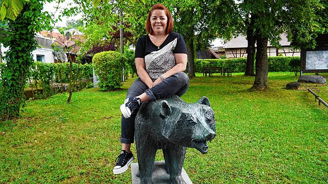 Linda Schappeler auf dem von Künstler Erich Kaiser geschaffenen Bären auf dem Bärenplatz in Bermatingen.