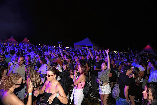 Bild 23: Elektro-Fans versammeln sich am See: Klein Venedig wird am Samstagabend zur Freiluftparty