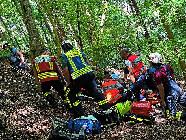 Mit Seilen und einer Trage bargen Einsatzkräfte eine unterhalb der Ruine Bodman abgestürzte Frau.