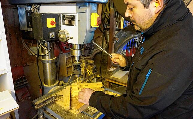 Bild 5: Glühende Scheiben sausen ins Tal! So werden die Holzscheiben für das Scheibenschlagen hergestellt