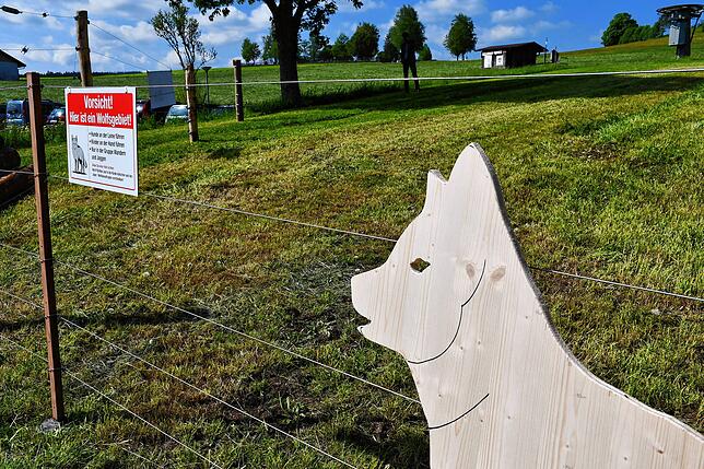 Bernau: Der Wolf geht um. In einer Ratssitzung in Bernau machen Landwirte ihrer Wut auf die Politik Luft. Bild: Tanja Bury
