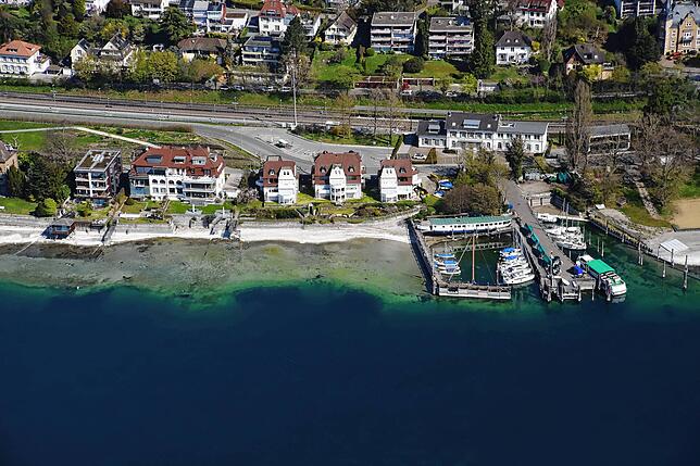 Hier ein Bild von der Überlinger Bahnhofstraße und dem Bahnhof Therme, mit Segelschule Raschewski. Gerhard Plessing sagt: „Bei dem Pegel ...