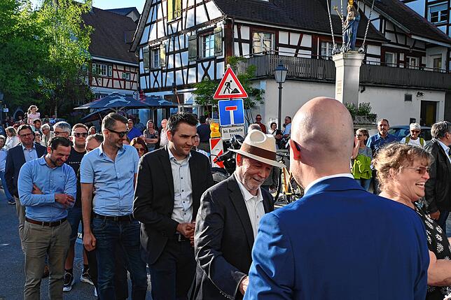 Nach der Verkündung der Ergebnisse stehen die Menschen Schlange, um Oliver Gortat zu gratulieren, darunter Heiligenbergs Bürgermeister ...